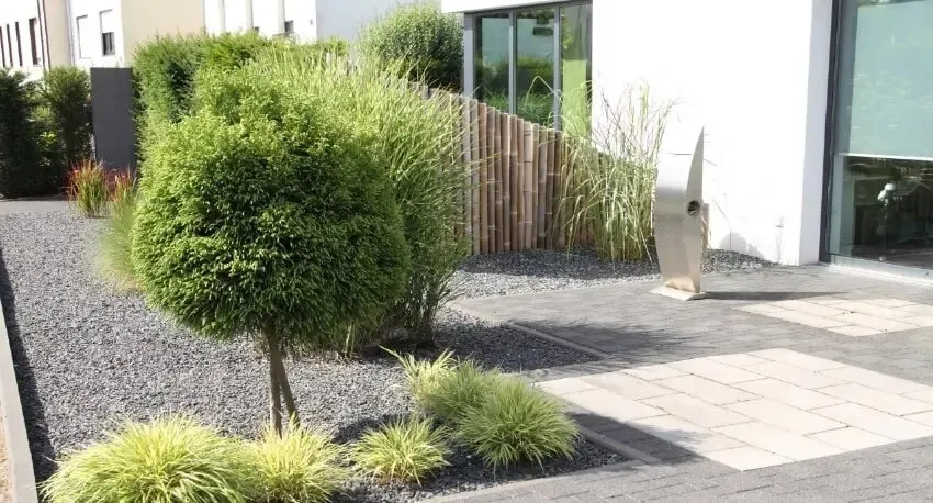 石畳と植栽でおもてなしのアプローチ