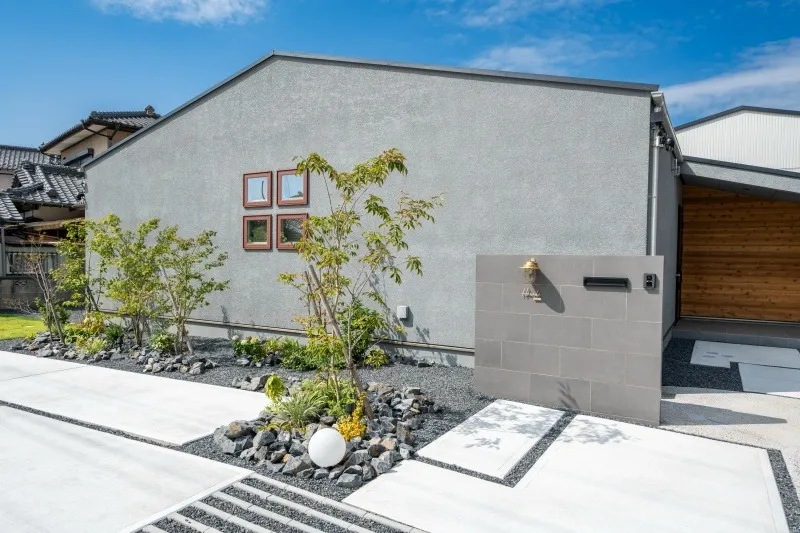 岡崎市・豊田市で外構リフォームをご検討中の方へ。駐車場工事、カーポート、フェンス、門扉、ウッドデッキ、人工芝など幅広く対応。施工事例や費用のポイントを詳しくご紹介します。